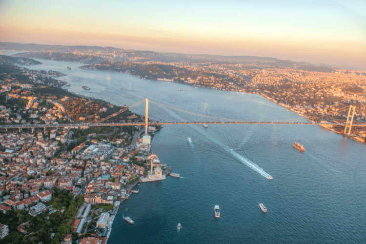 Die Istanbul Brücke verbindet die beiden Seiten der Stadt. Zusätzlich verbindet Sie auch den europäischen und asiatischen Kontinent. Jetzt Reise finden bei Reisebuchen.net